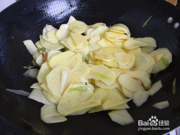 土豆炒青椒的做法