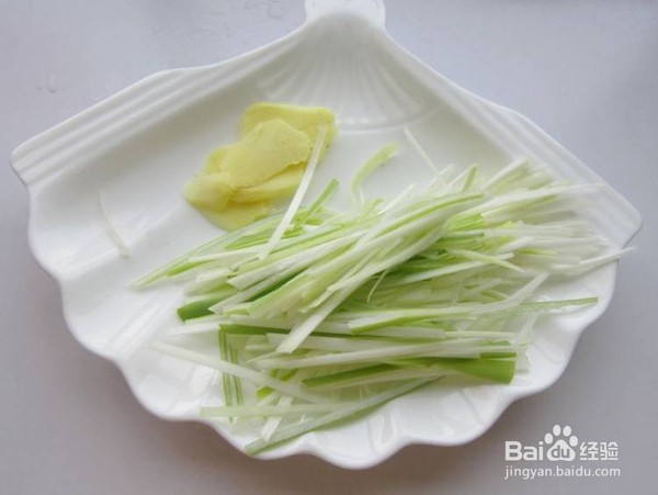制作美味的葱油黄花鱼