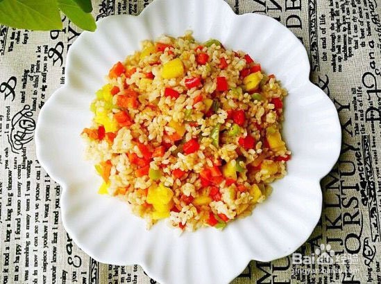 色彩丰富营养均衡的菠萝炒饭