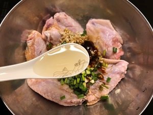 外脆里嫩的蒜香炸鸡翅