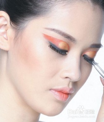 唇膏新用法 充当眼影打造魅惑T台妆容