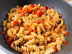 番茄鳀鱼螺丝粉的制作方法