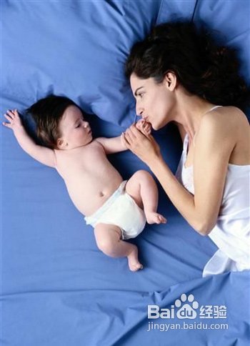 给宝宝换尿片有什么安全事项？