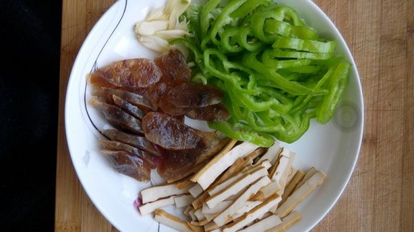 青椒香干炒腊肠