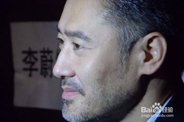 如何从白发的位置判断健康状况？