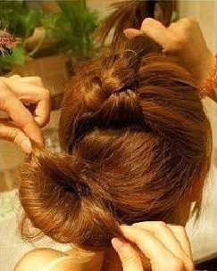 简单编发盘发教程打造别致蜈蚣辫花苞头