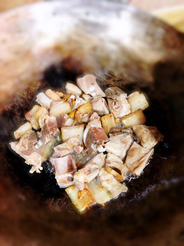 鲜墨鱼烧排骨和墨鱼干烧肉