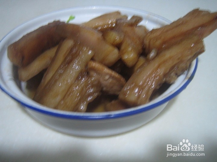 老年人怎样用相机来拍出锅的肥猪肉段