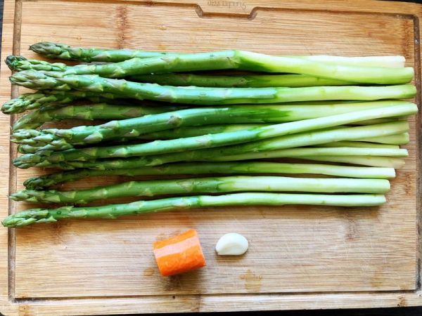 低脂鲜美的素炒芦笋