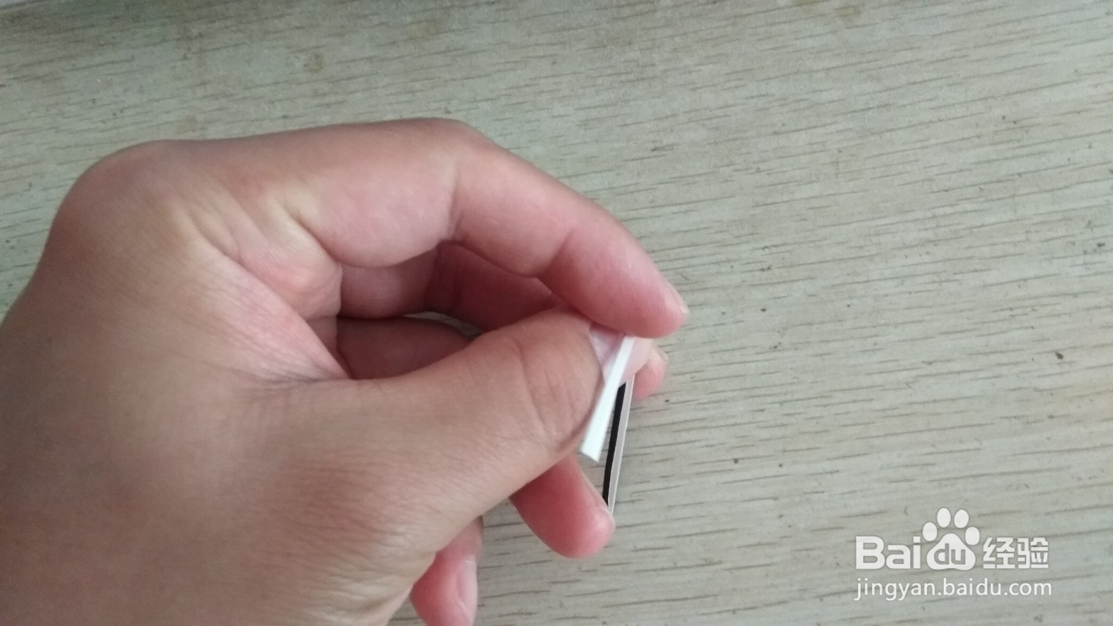 如何用一条细长的硬卡纸做简易的中性笔的支架