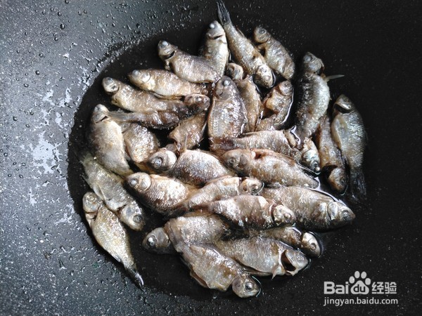 香辣小鲫鱼的做法