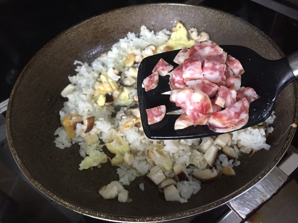 香菇酱炒饭的做法