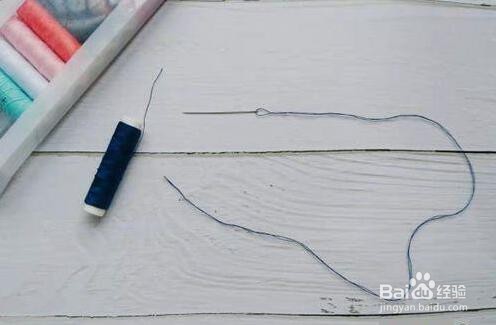 简单的给宝宝衣服上绣名字的步骤