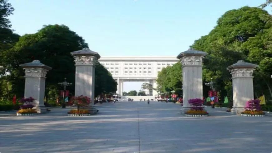 广西大学外国语学院和广西外国语学院有什么区别= =