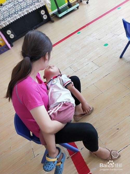 幼师怎么哄哭的孩子