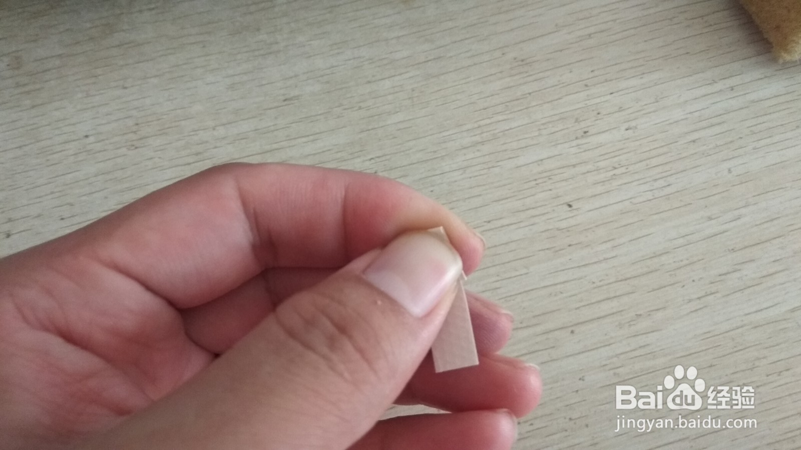 如何用两块小长方形水彩画纸做简易的手机支架