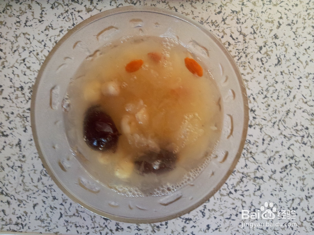 <b>银耳莲子红枣枸杞糖水的做法</b>