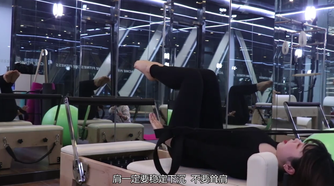 仰卧手臂训练:塑造修长手臂