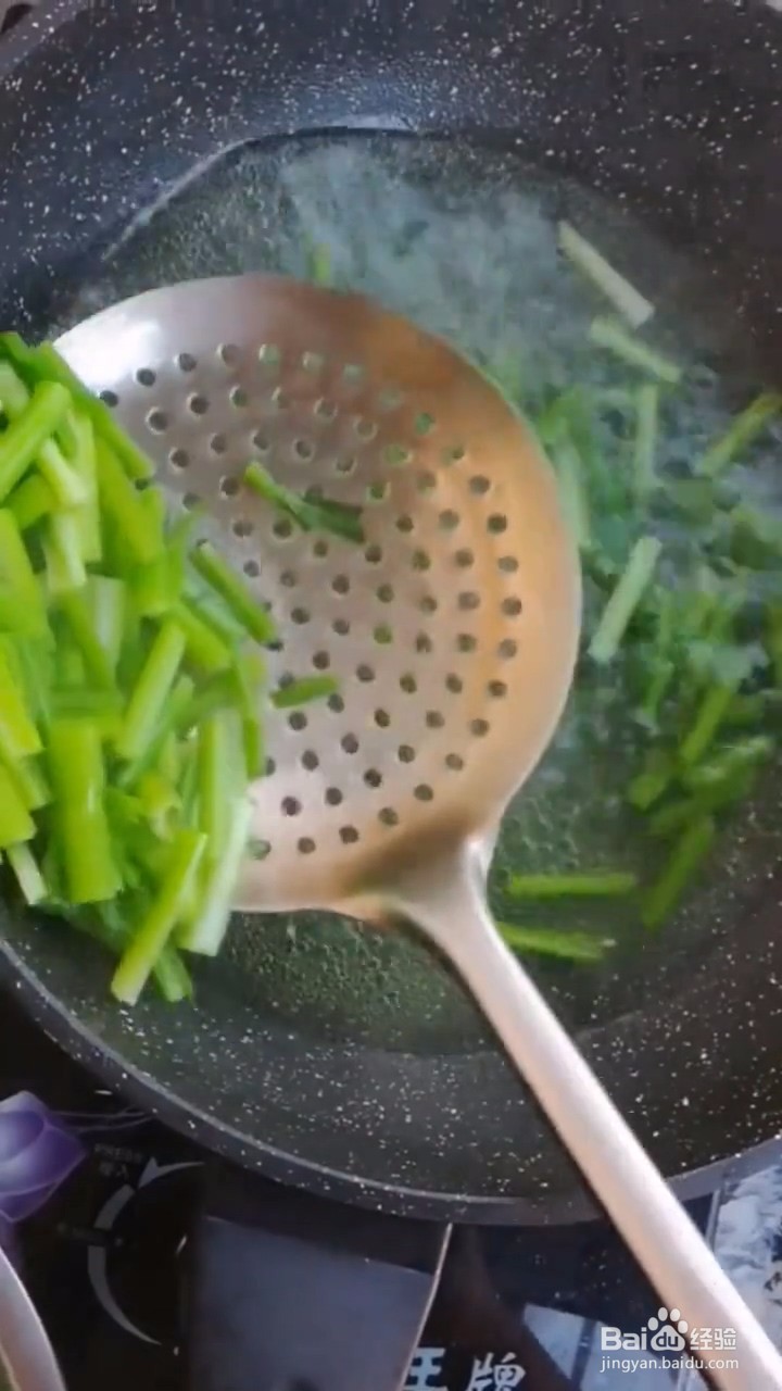 如何自制美味好吃的凉拌芹菜花生米