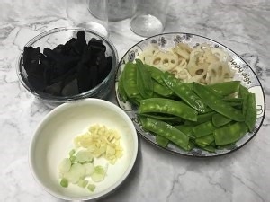 莲藕炒荷兰的做法