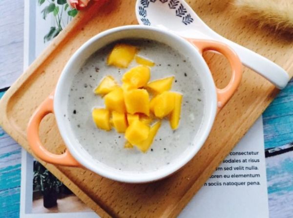 芒果牛奶芝麻燕麦粥