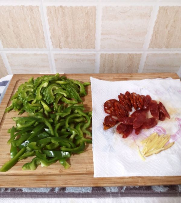 腊肠炒苦瓜青椒