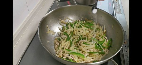 榨菜肉丝混搭青椒茭白