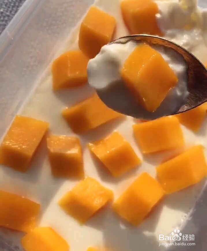 给宝宝做好吃的芒果布丁