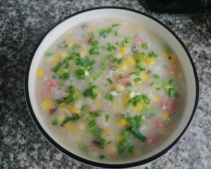 食补佳品玉米火腿皮蛋粥的做法