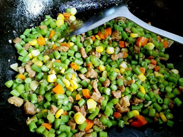 荞麦面荷叶夹饼配豆角肉丁