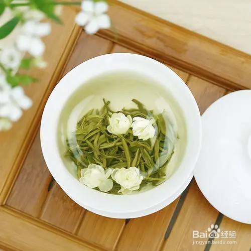 将茶叶于火上烘热去潮,冷却后即成茉莉花茶,用来冲泡即可