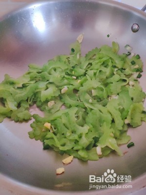 健康养生佳品苦瓜炒鸡蛋的做法