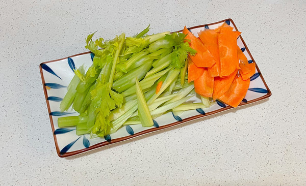 芹菜胡萝卜拌花生米