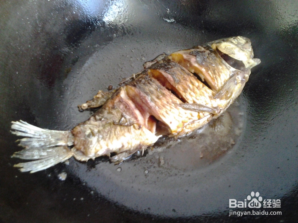 鲫鱼的做法:红烧香菇鲫鱼