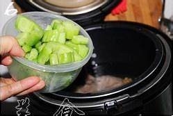 养生食补猪骨黄豆苦瓜汤的做法