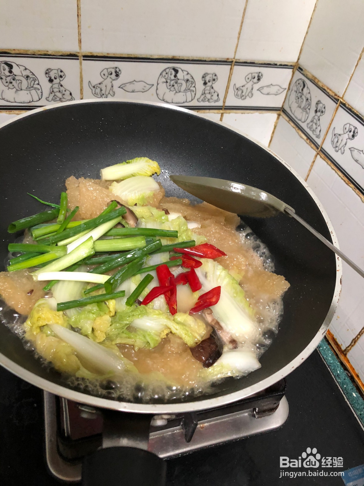 炸猪皮焖白菜的做法