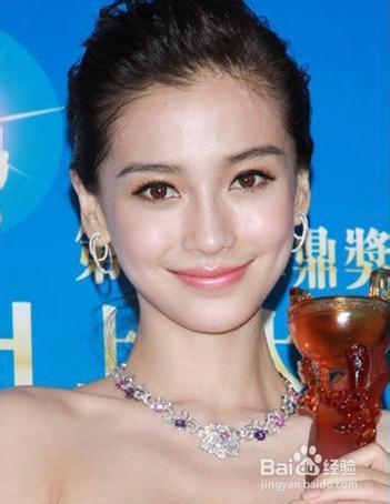 冬季干皮难上妆？学女星养出水嫩baby肌