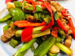 怎么做青红辣椒小炒肉