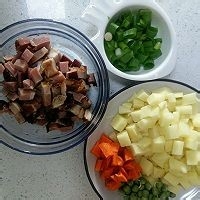 怎么做美味的腊肉土豆焖饭