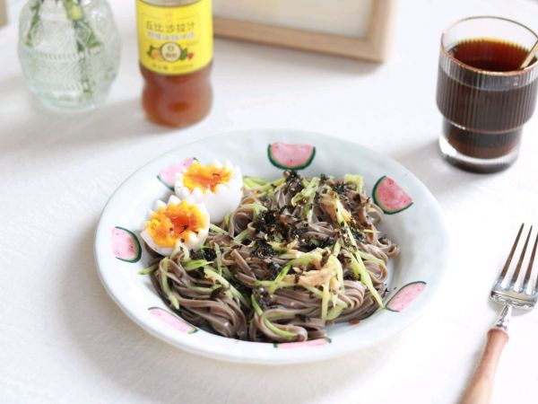 鸡胸肉拌荞麦面