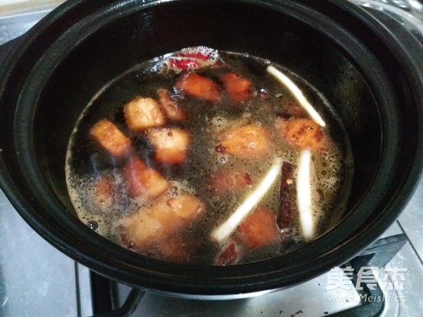 金蒜红烧肉的做法