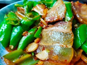 健康养生佳品青椒炒腊肉的做法