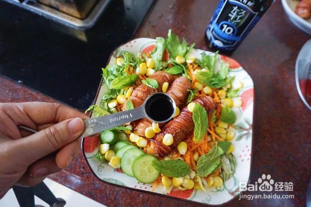 家庭自制热狗肠鲜蔬沙拉