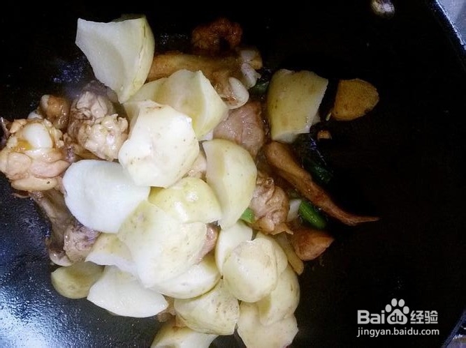 五香土豆焖鸡的做法