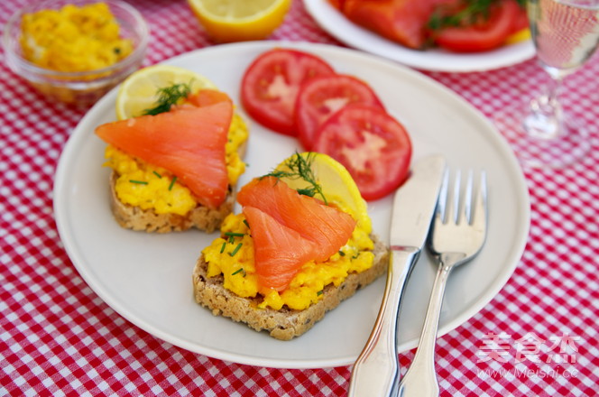 三文鱼炒鸡蛋三明治