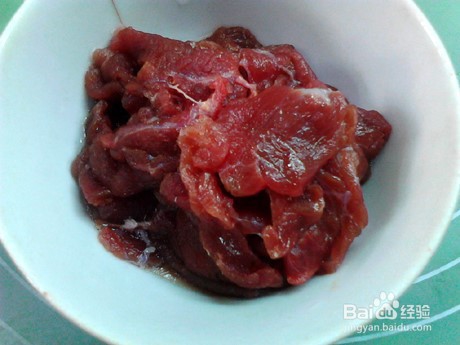 制作美味的牛肉滑蛋