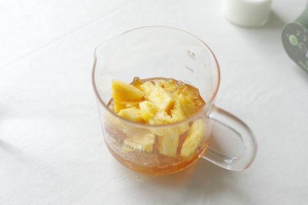 椰奶菠萝炖桃胶雪燕