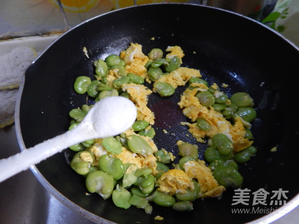 蚕豆炒鸡蛋的做法