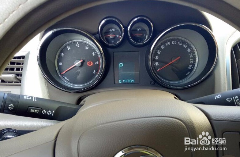 汽车电瓶亏电时,用应急启动电源启动汽车步骤