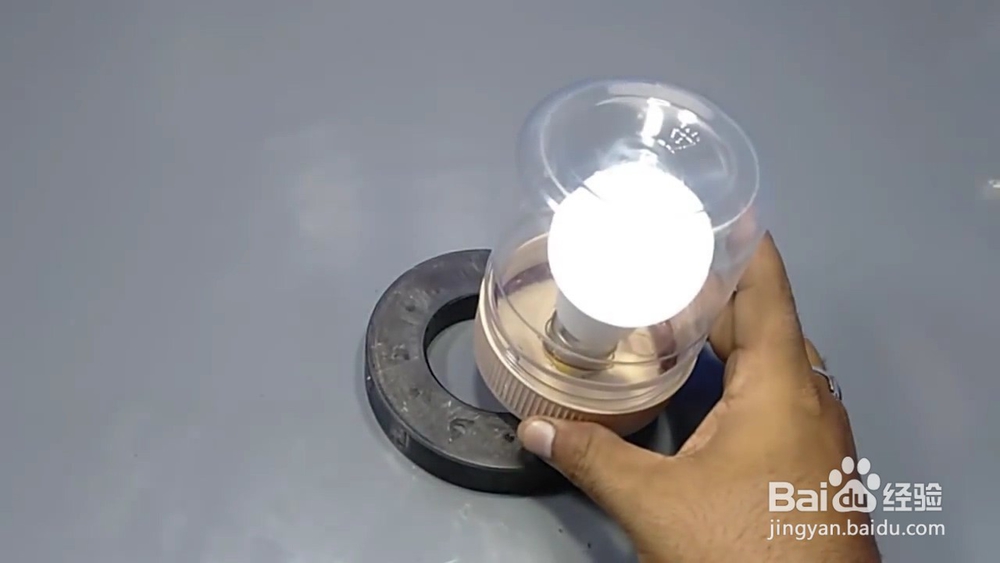 怎么让不接电源的灯泡亮起来